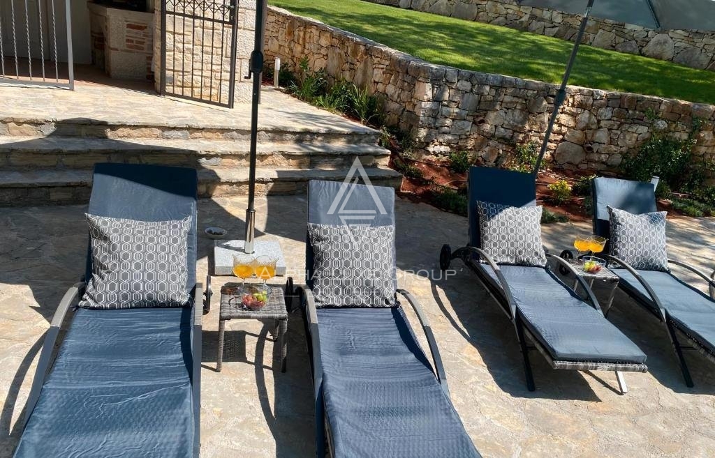 Centro di Poreč: Elegante villa in pietra con piscina in vendita