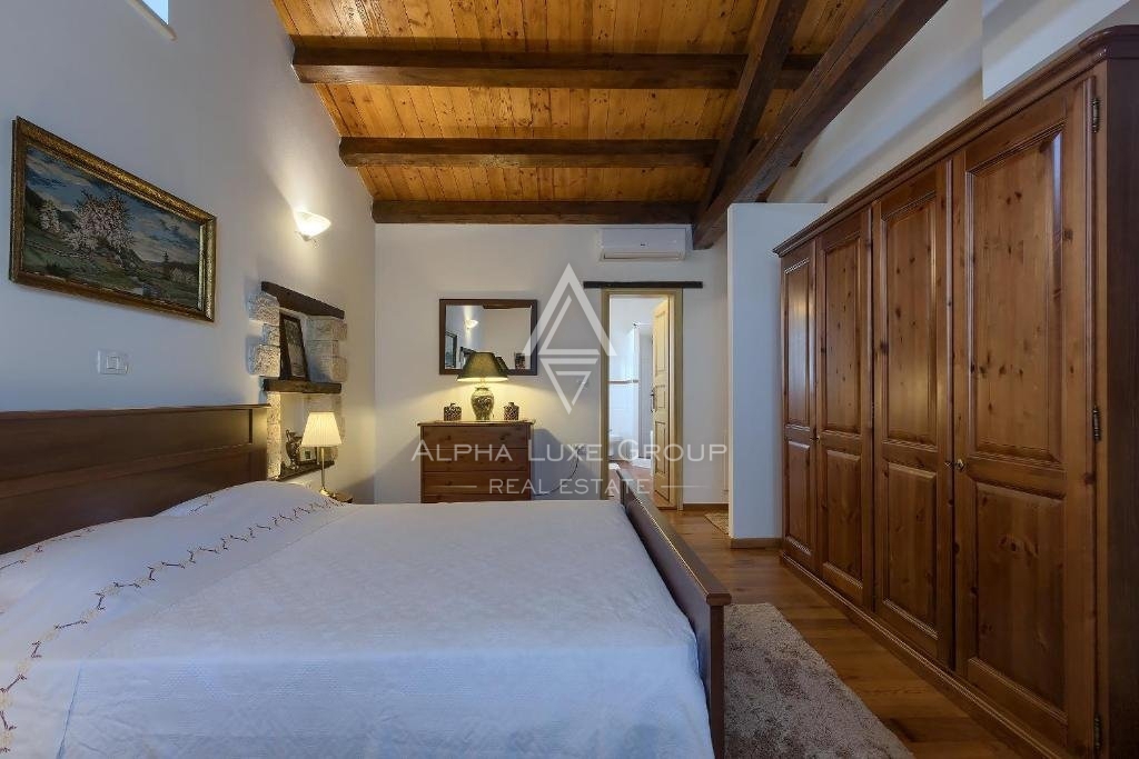 Centro di Poreč: Elegante villa in pietra con piscina in vendita