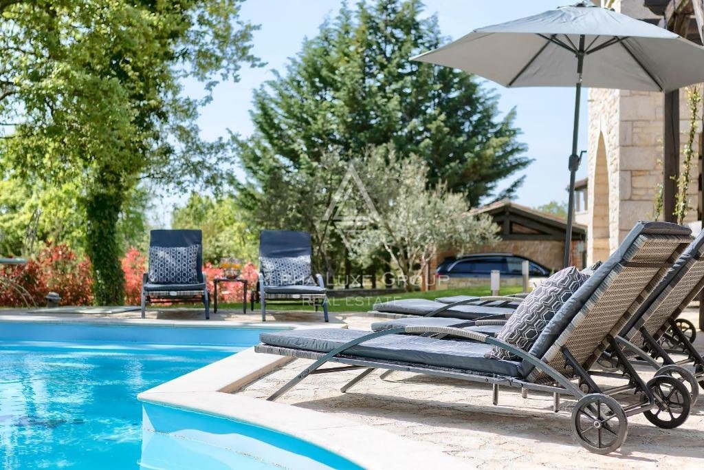 Centro di Poreč: Elegante villa in pietra con piscina in vendita
