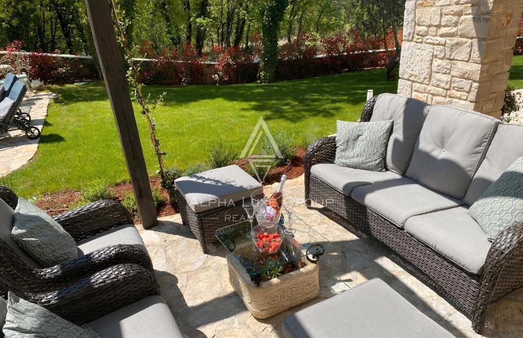Centro di Poreč: Elegante villa in pietra con piscina in vendita