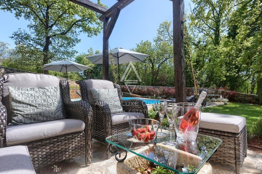 Centro di Poreč: Elegante villa in pietra con piscina in vendita