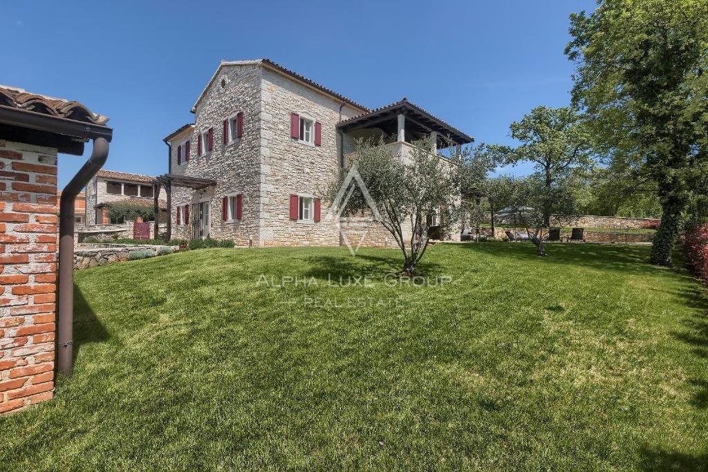 Centro di Poreč: Elegante villa in pietra con piscina in vendita