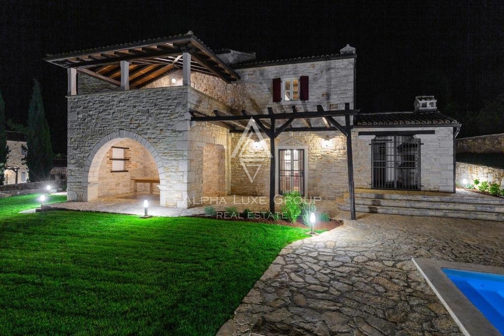 Centro di Poreč: Elegante villa in pietra con piscina in vendita