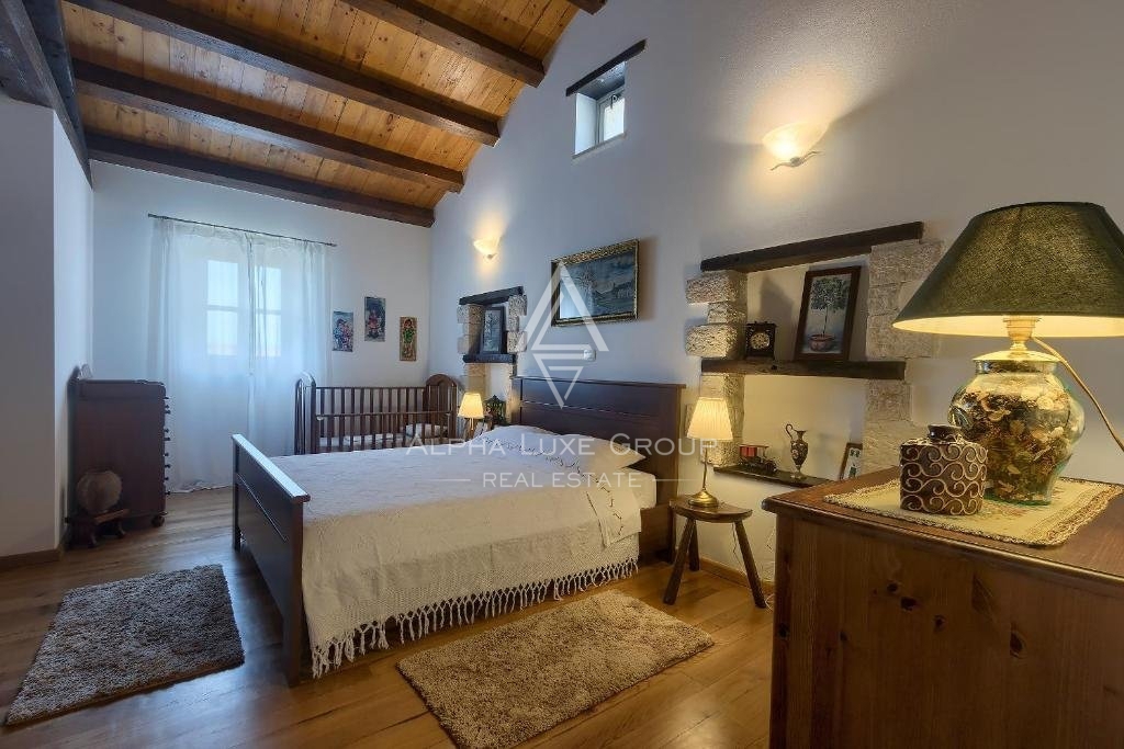 Centro di Poreč: Elegante villa in pietra con piscina in vendita