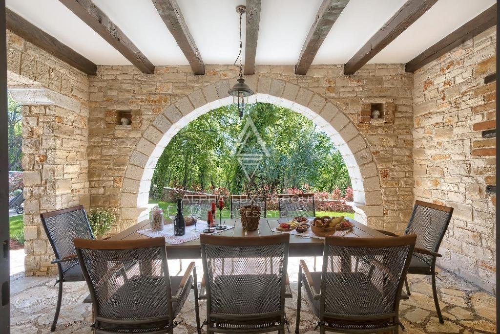 Centro di Poreč: Elegante villa in pietra con piscina in vendita