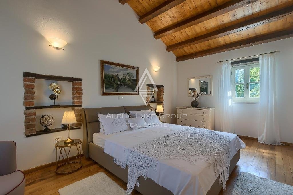 Centro di Poreč: Elegante villa in pietra con piscina in vendita