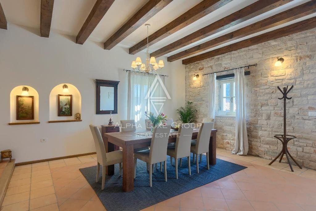 Centro di Poreč: Elegante villa in pietra con piscina in vendita