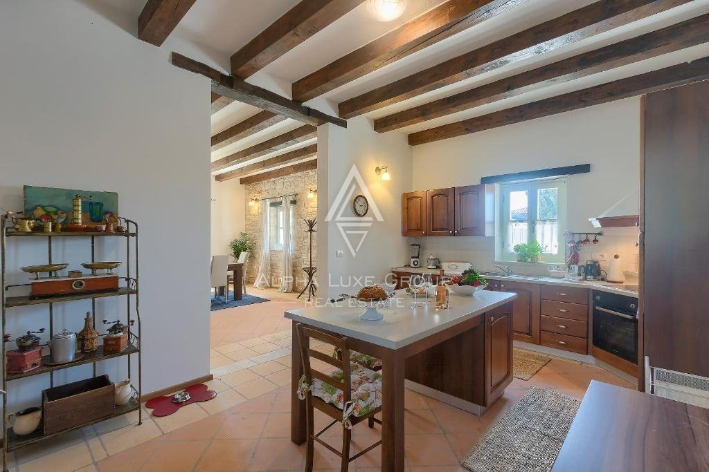 Centro di Poreč: Elegante villa in pietra con piscina in vendita