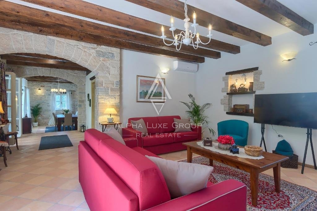 Centro di Poreč: Elegante villa in pietra con piscina in vendita