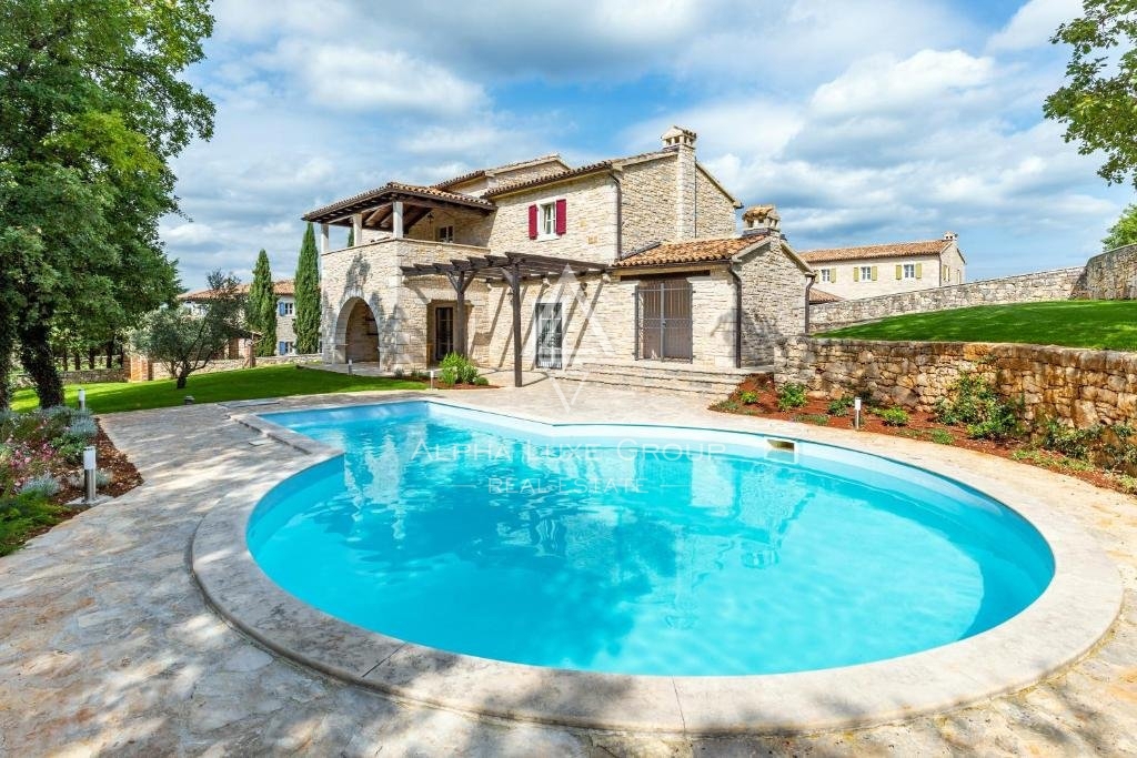 Centro di Poreč: Elegante villa in pietra con piscina in vendita