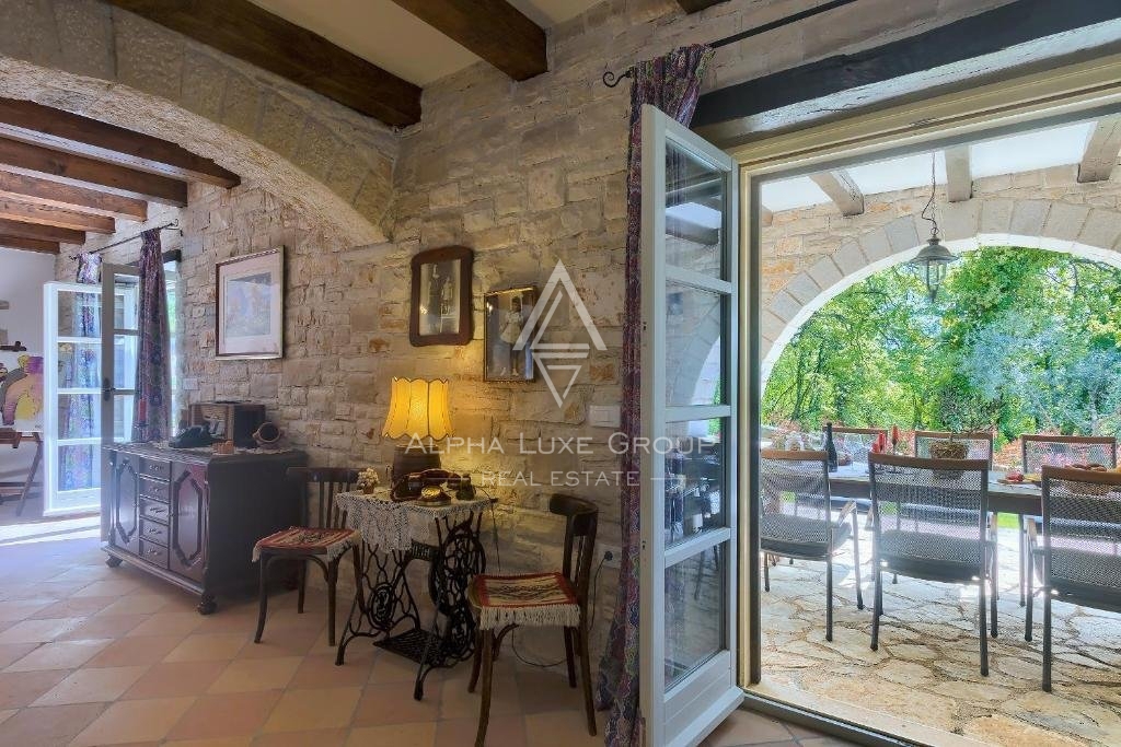 Centro di Poreč: Elegante villa in pietra con piscina in vendita