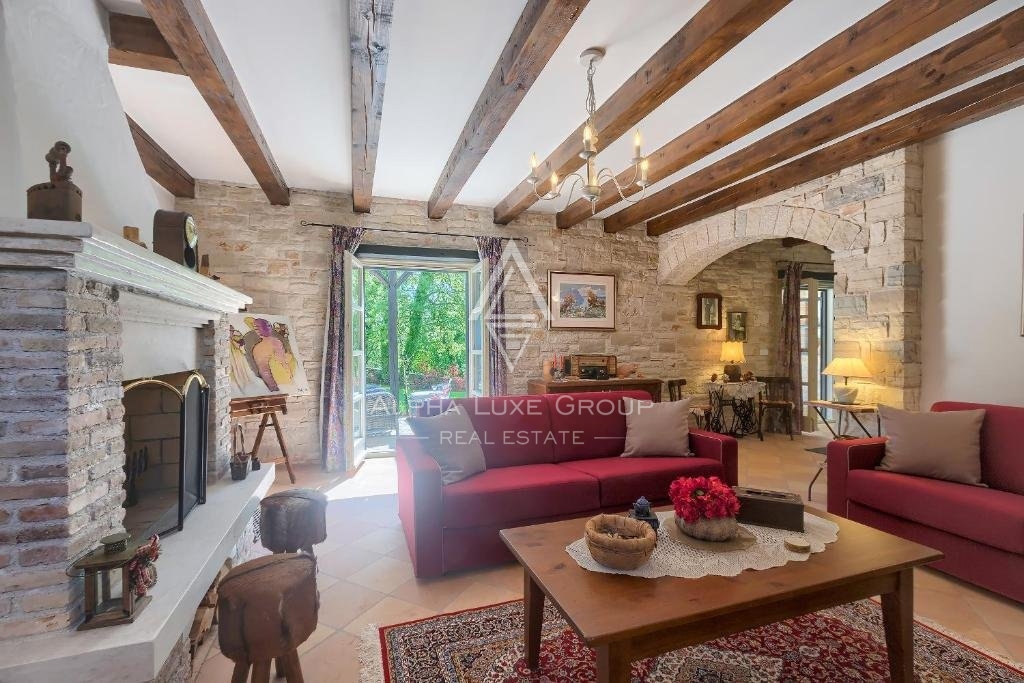 Centro di Poreč: Elegante villa in pietra con piscina in vendita