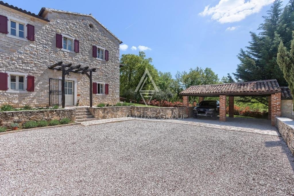 Centro di Poreč: Elegante villa in pietra con piscina in vendita
