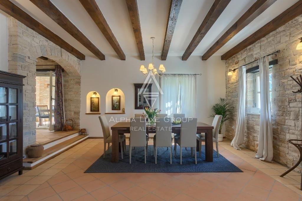 Centro di Poreč: Elegante villa in pietra con piscina in vendita