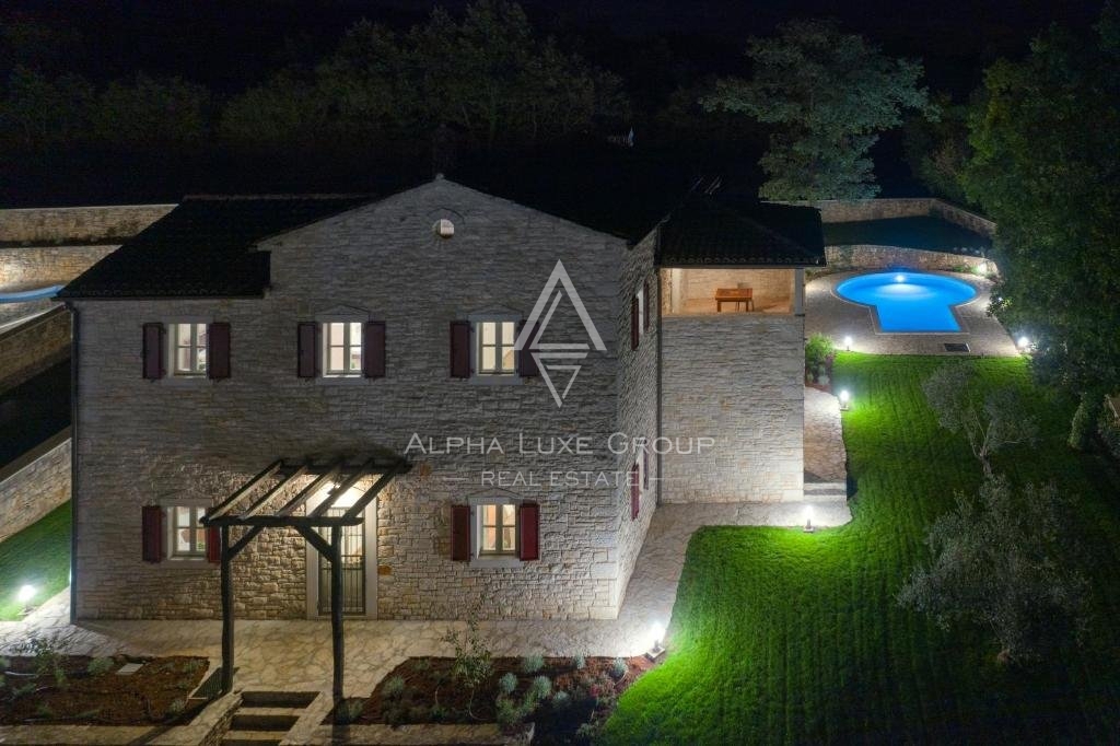 Centro di Poreč: Elegante villa in pietra con piscina in vendita