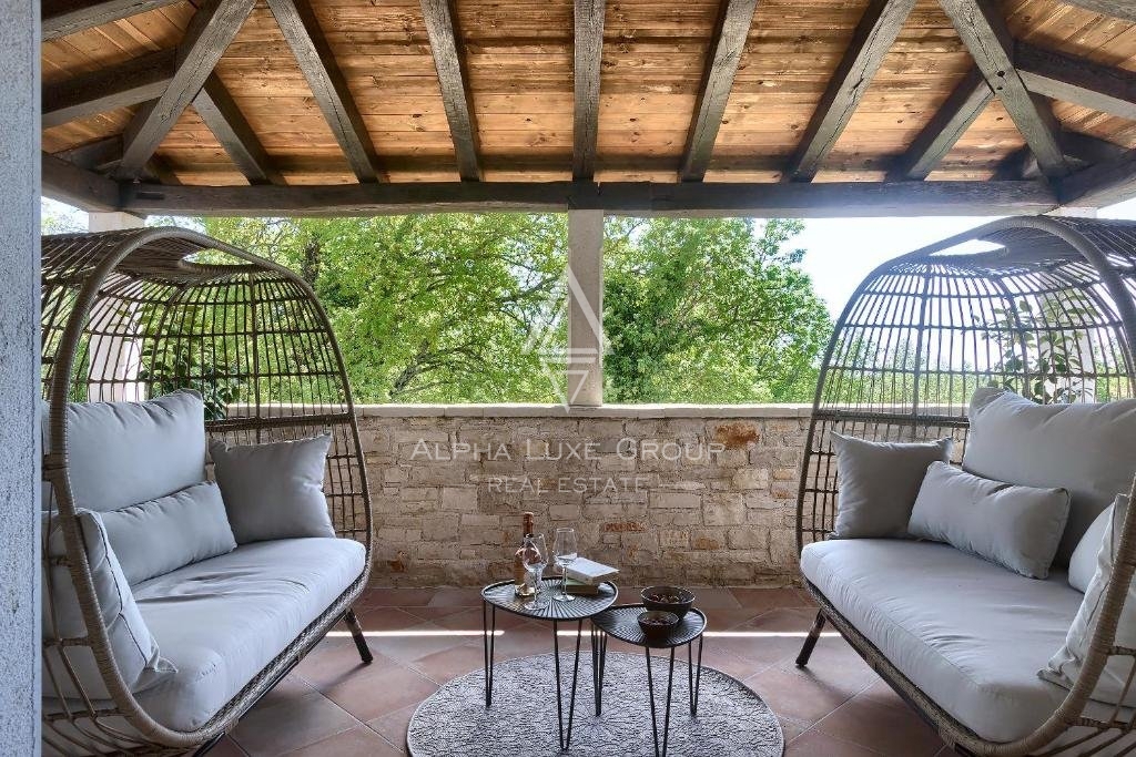 Centro di Poreč: Elegante villa in pietra con piscina in vendita