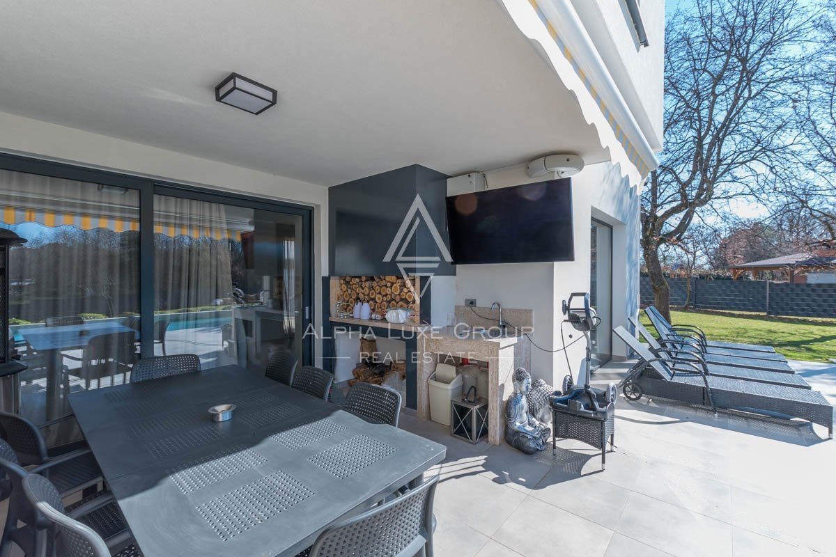 Esclusiva villa di 4 camere con design moderno vicino al centro di Poreč