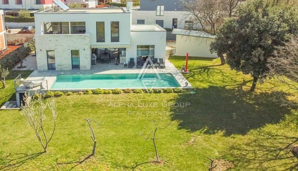 Esclusiva villa di 4 camere con design moderno vicino al centro di Poreč