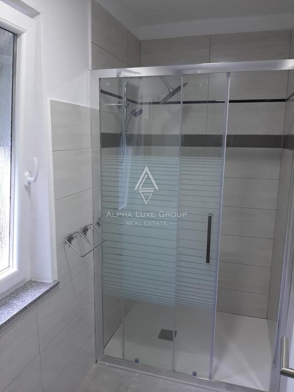 Labin, Istria: Casa versatile con spazio commerciale in vendita