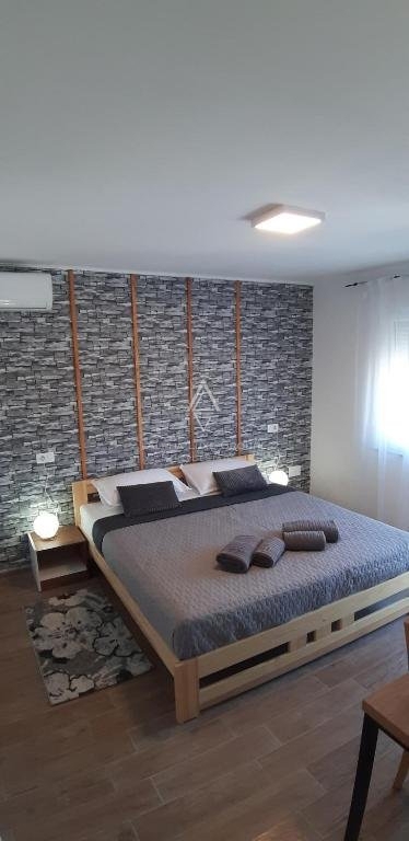 Labin, Istria: Casa versatile con spazio commerciale in vendita