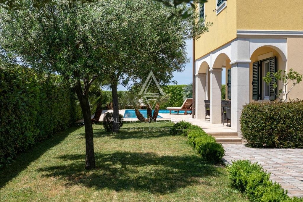 Rovigno, Istria: Hotel di Lusso con Vista Mare in Posizione Strategica