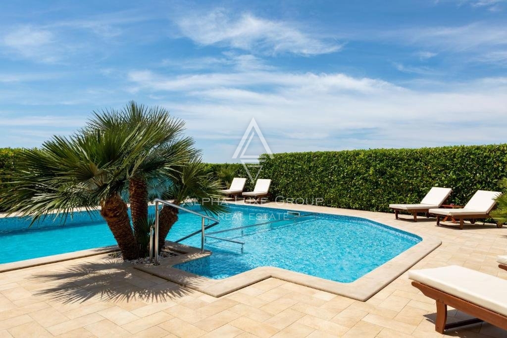 Rovigno, Istria: Hotel di Lusso con Vista Mare in Posizione Strategica