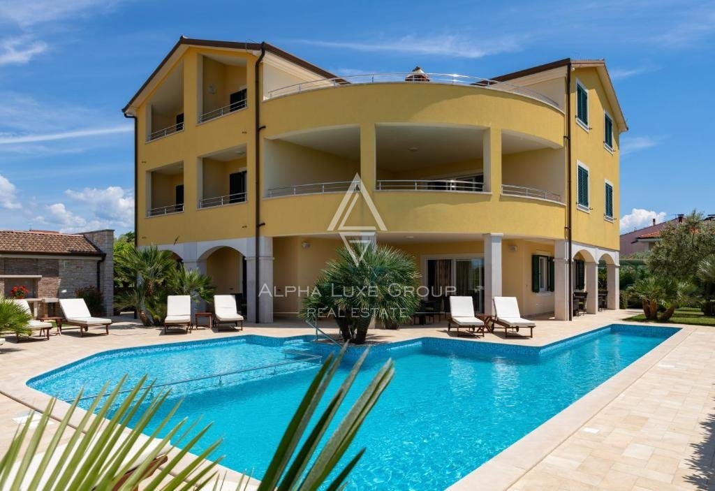 Rovigno, Istria: Hotel di Lusso con Vista Mare in Posizione Strategica