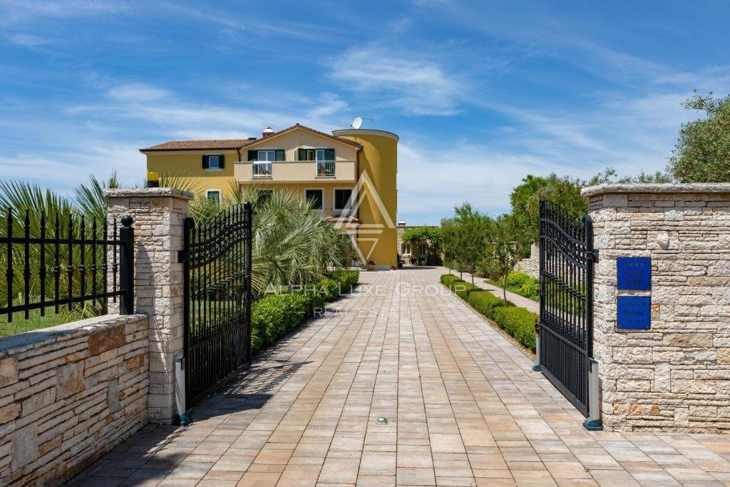 Rovigno, Istria: Hotel di Lusso con Vista Mare in Posizione Strategica