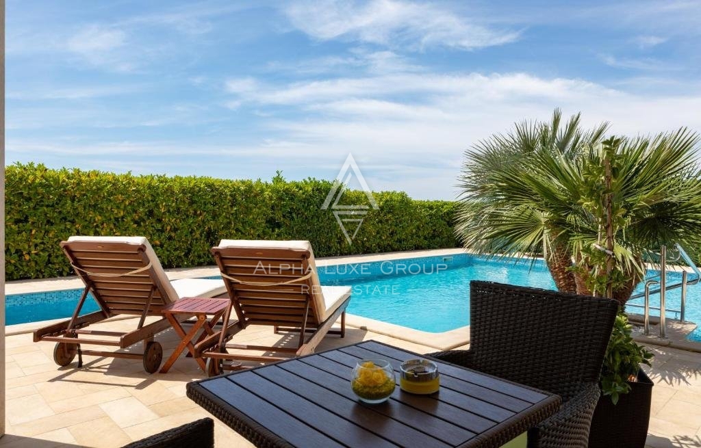Rovigno, Istria: Hotel di Lusso con Vista Mare in Posizione Strategica