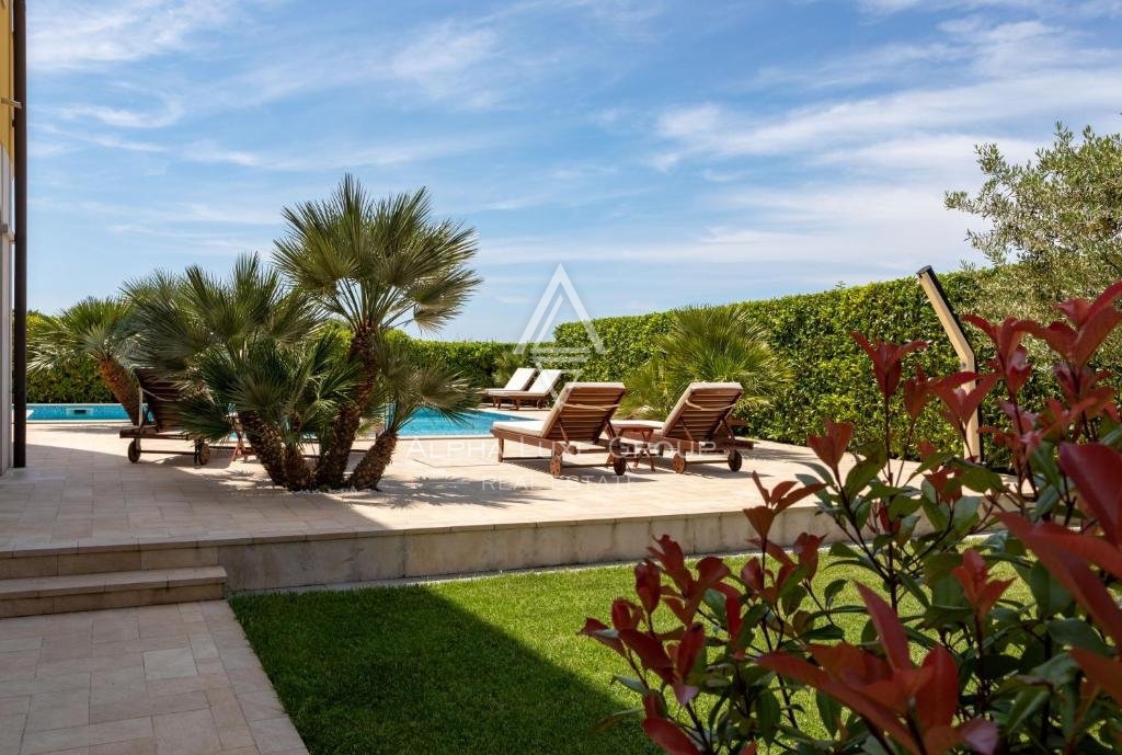 Rovigno, Istria: Hotel di Lusso con Vista Mare in Posizione Strategica
