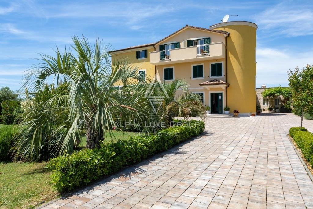 Rovigno, Istria: Hotel di Lusso con Vista Mare in Posizione Strategica