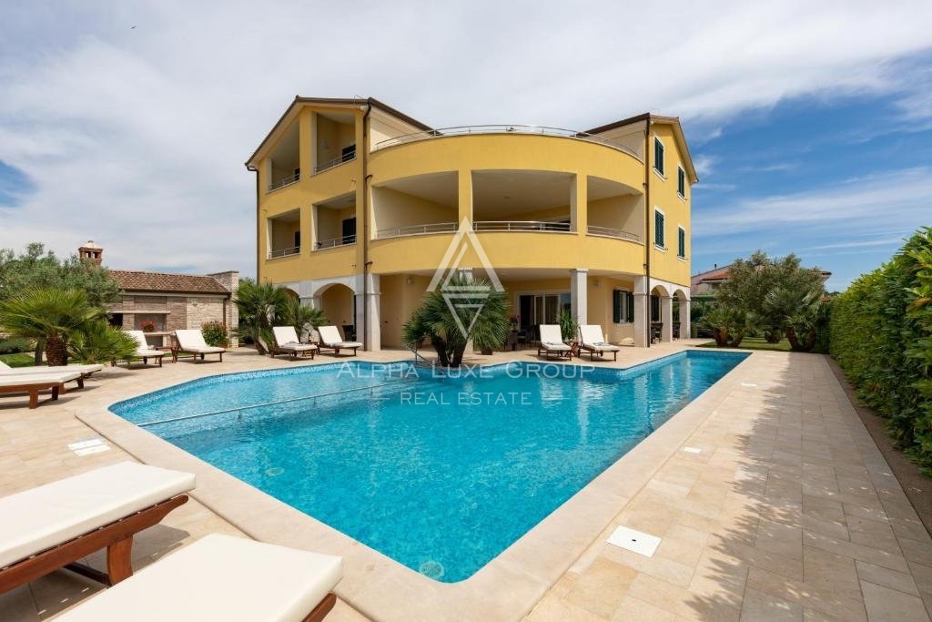 Rovigno, Istria: Hotel di Lusso con Vista Mare in Posizione Strategica
