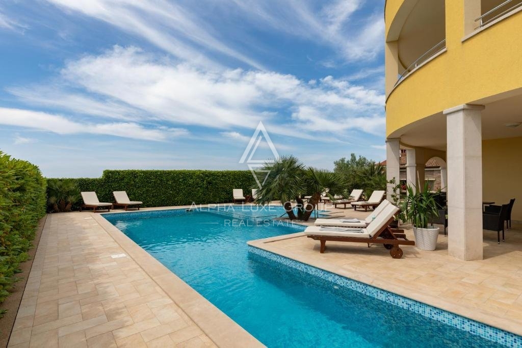 Rovigno, Istria: Hotel di Lusso con Vista Mare in Posizione Strategica