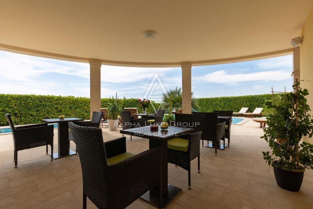 Rovigno, Istria: Hotel di Lusso con Vista Mare in Posizione Strategica