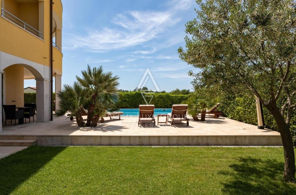 Rovigno, Istria: Hotel di Lusso con Vista Mare in Posizione Strategica