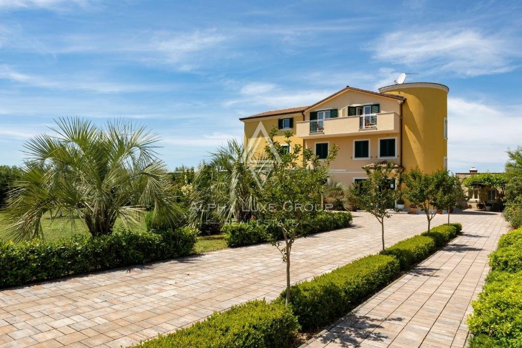 Rovigno, Istria: Hotel di Lusso con Vista Mare in Posizione Strategica