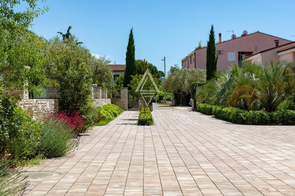 Rovigno, Istria: Hotel di Lusso con Vista Mare in Posizione Strategica