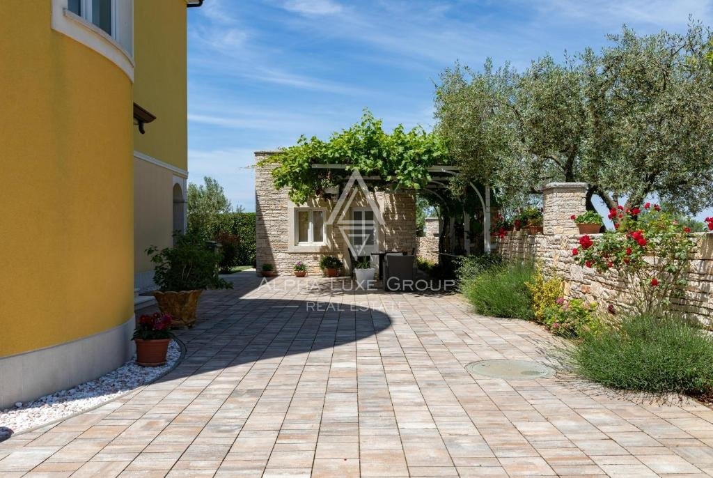 Rovigno, Istria: Hotel di Lusso con Vista Mare in Posizione Strategica