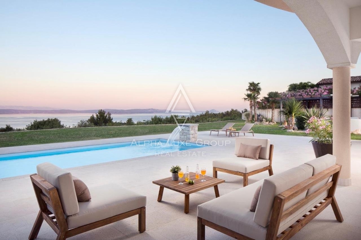 ALPHA LUXE GROUP vende bella villa vista panoramica sul mare.