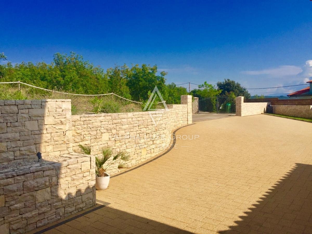 ALPHA LUXE GROUP vende bella villa vista panoramica sul mare.