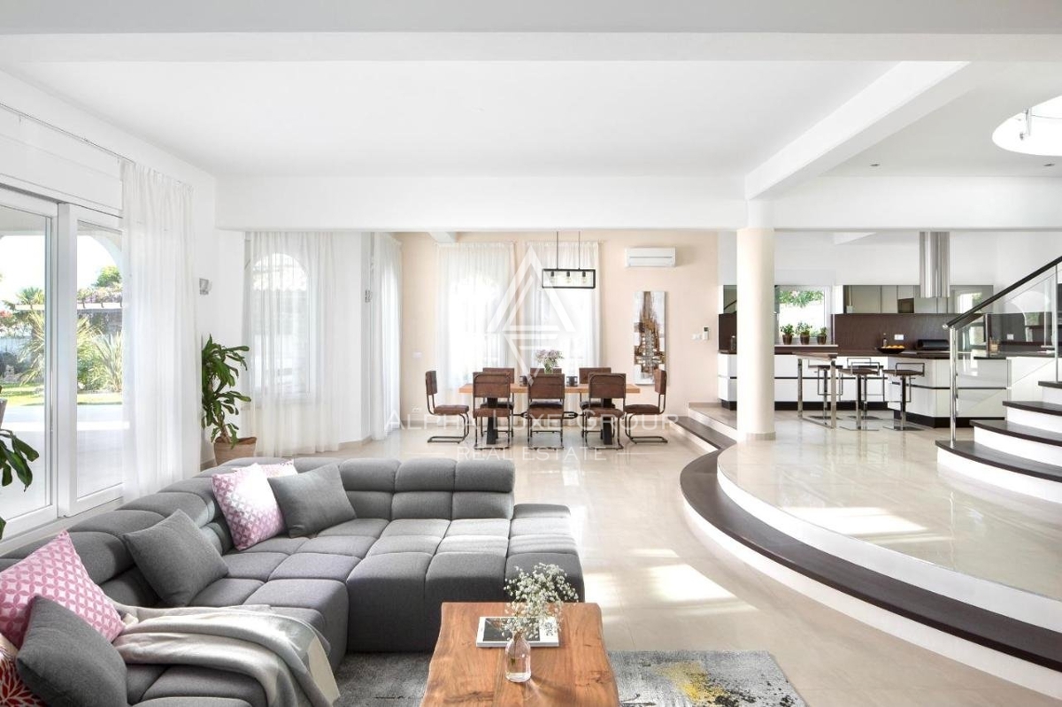 ALPHA LUXE GROUP vende bella villa vista panoramica sul mare.