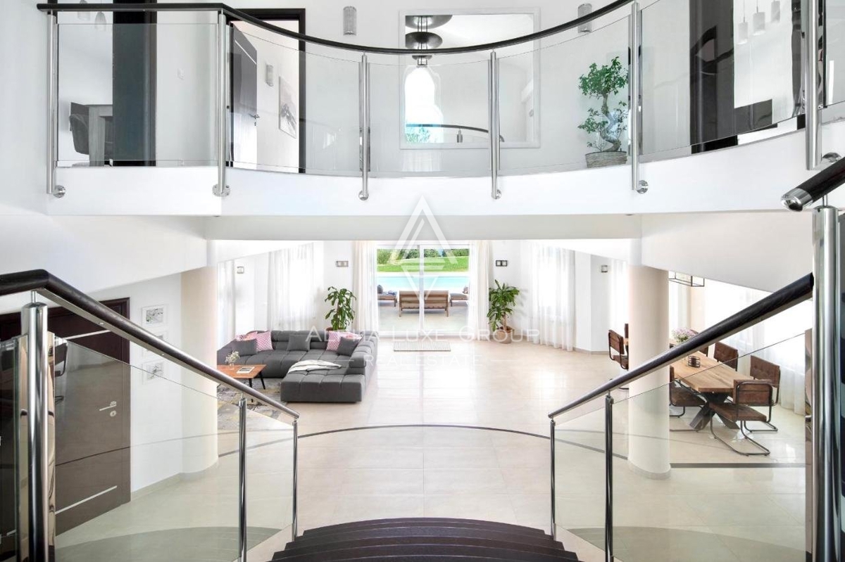 ALPHA LUXE GROUP vende bella villa vista panoramica sul mare.