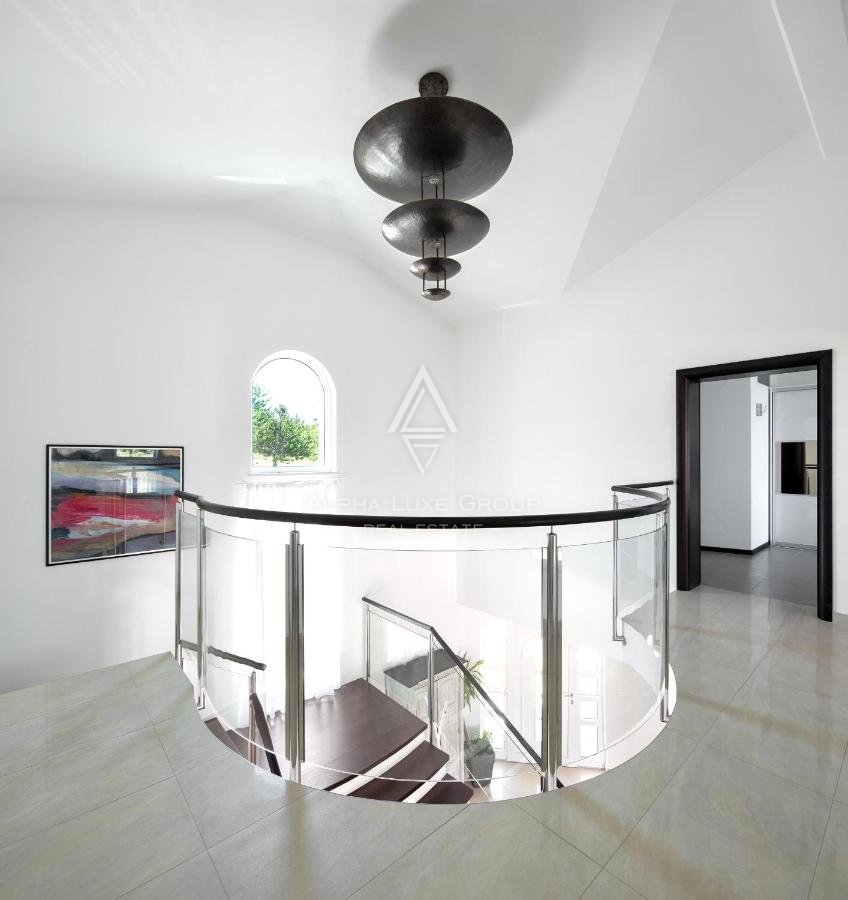 ALPHA LUXE GROUP vende bella villa vista panoramica sul mare.