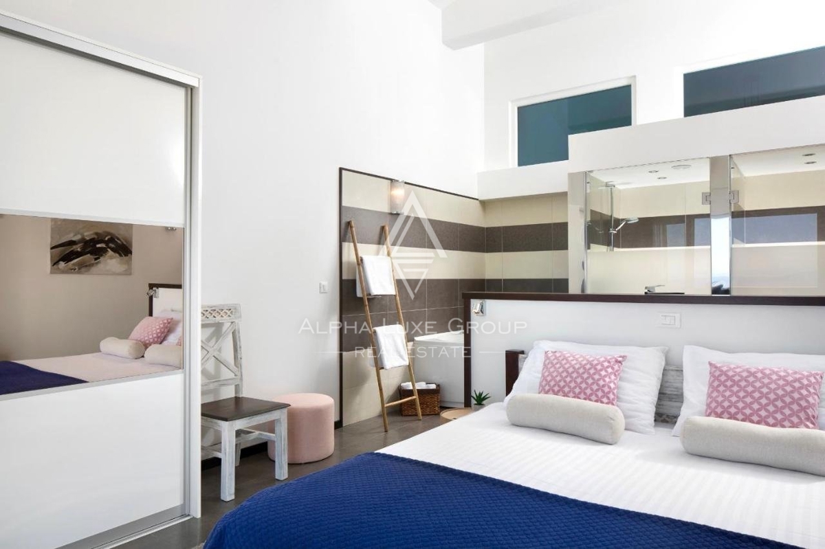 ALPHA LUXE GROUP vende bella villa vista panoramica sul mare.