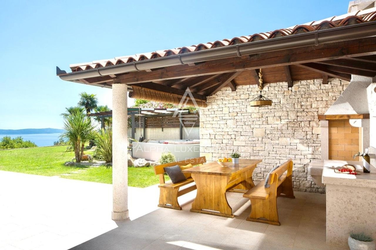ALPHA LUXE GROUP vende bella villa vista panoramica sul mare.
