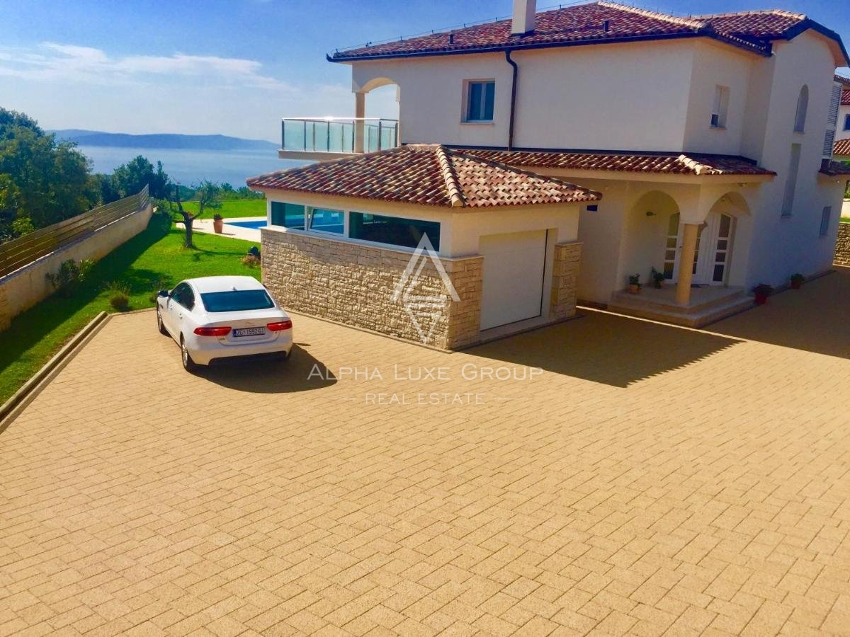 ALPHA LUXE GROUP vende bella villa vista panoramica sul mare.