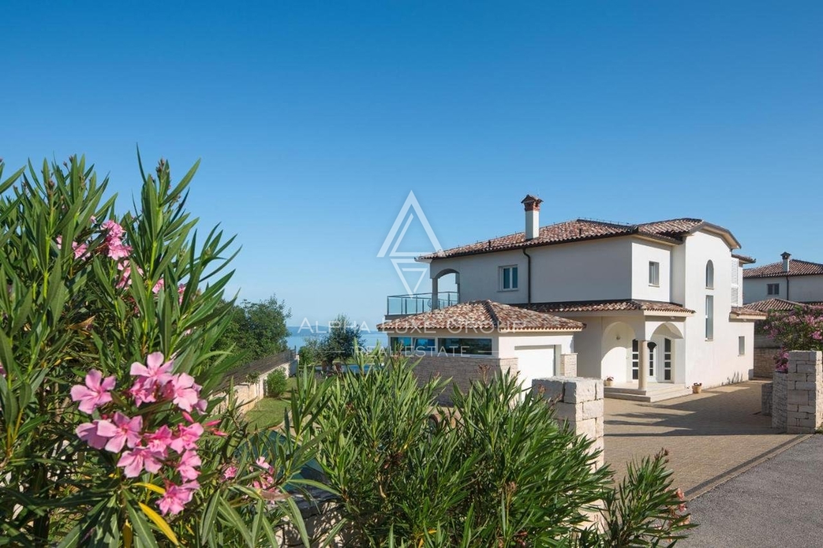 ALPHA LUXE GROUP vende bella villa vista panoramica sul mare.