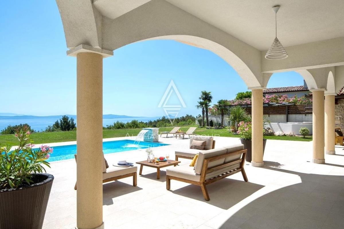 ALPHA LUXE GROUP vende bella villa vista panoramica sul mare.