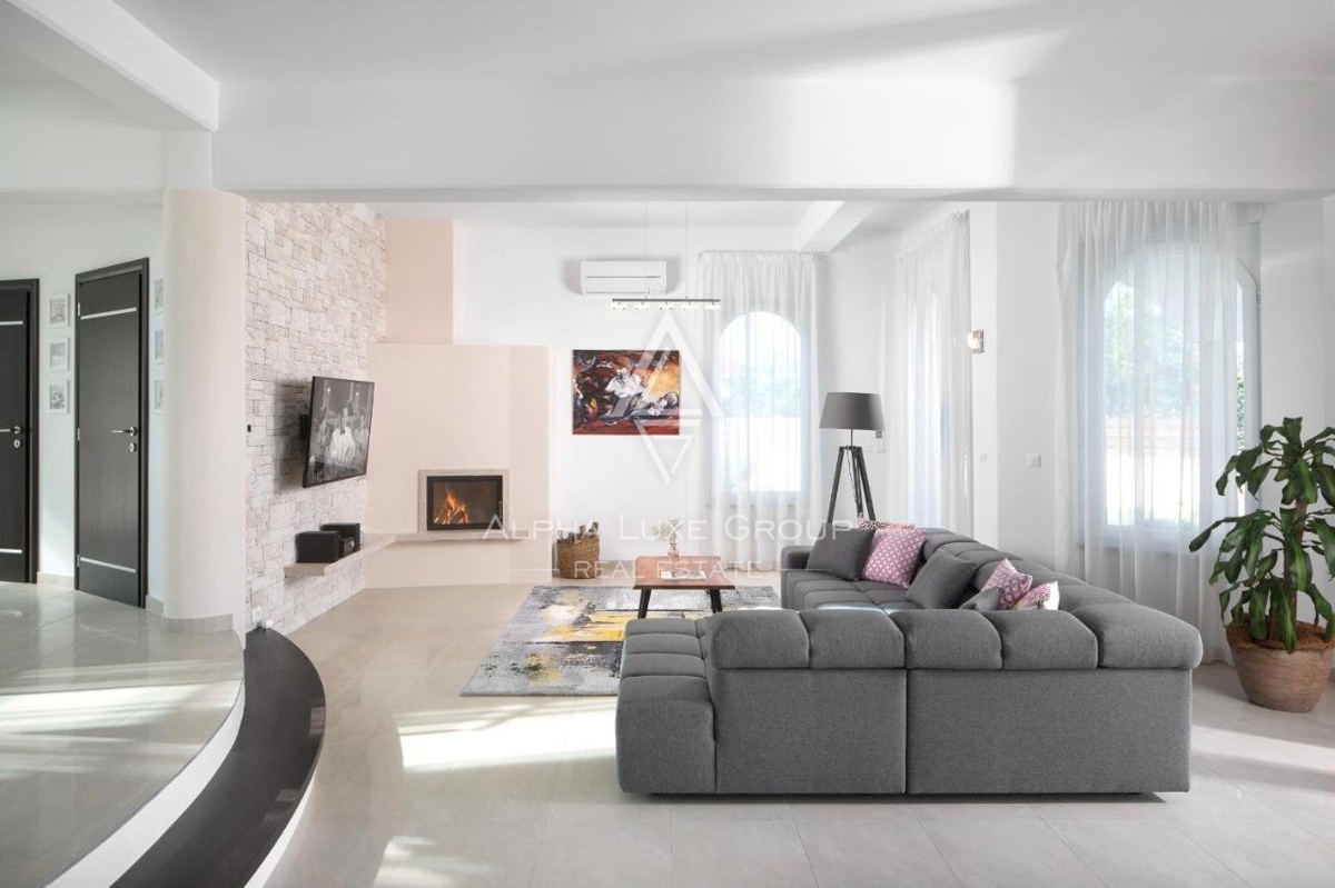 ALPHA LUXE GROUP vende bella villa vista panoramica sul mare.