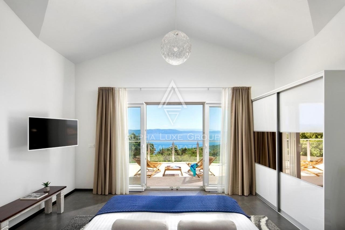 ALPHA LUXE GROUP vende bella villa vista panoramica sul mare.